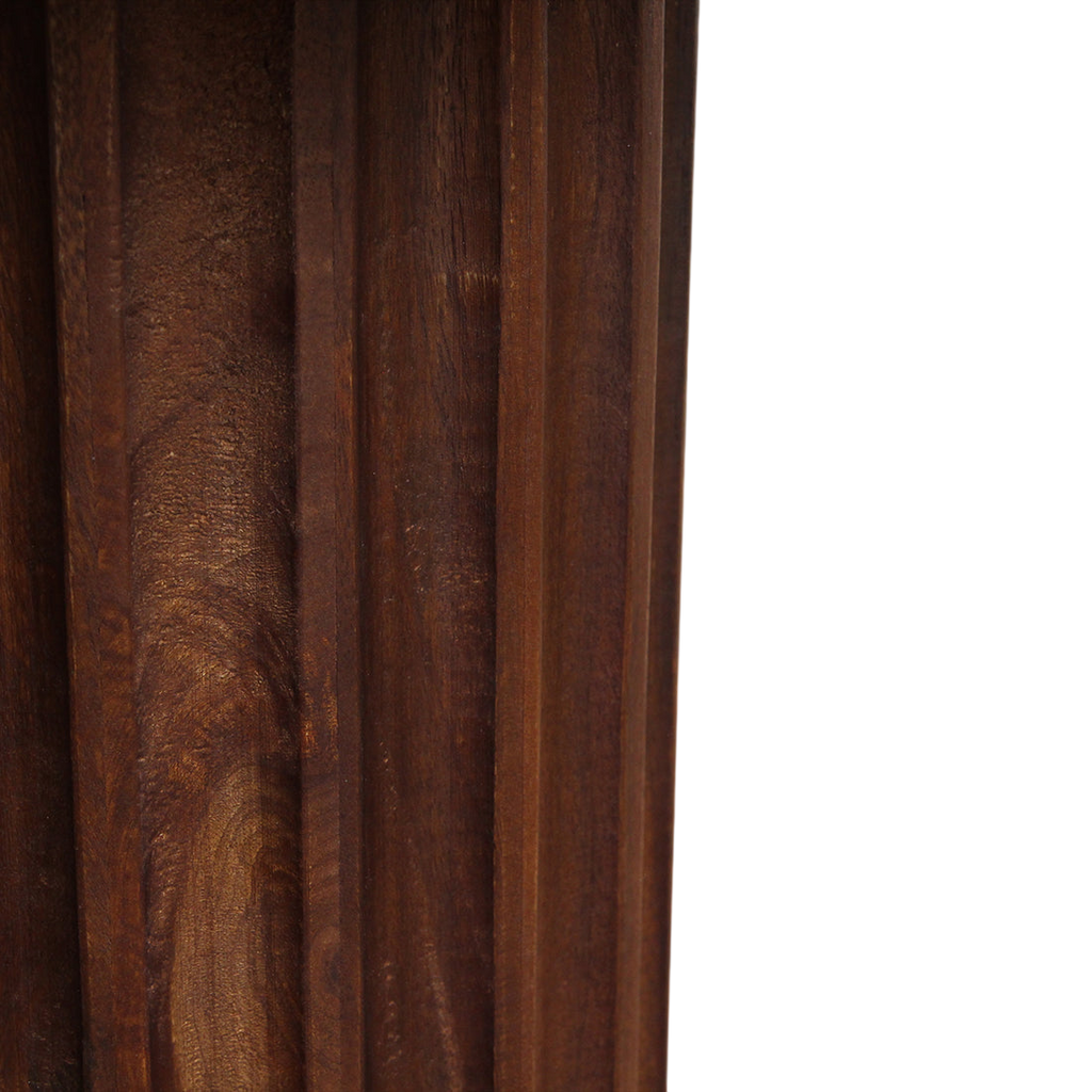 Table d’appoint ronde en bois brun avec pied colonne cannelé et grain texturé, Ø50 cm