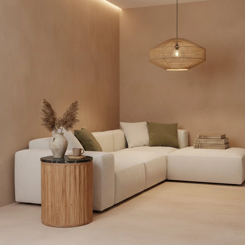 Table dappoint ronde en bois cannelé et marbre noir Ø40 cm avec sofa blanc minimaliste