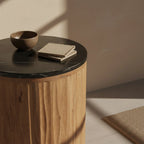 Table d’appoint ronde en bois cannelé et marbre noir Ø40 cm