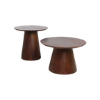 Deux tables d’appoint rondes en bois de manguier brun, Ø50 cm, finition cuivre