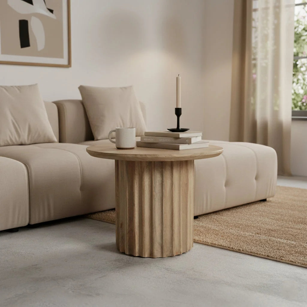 Table d’appoint ronde en bois de manguier clair sculpté Ø55 cm