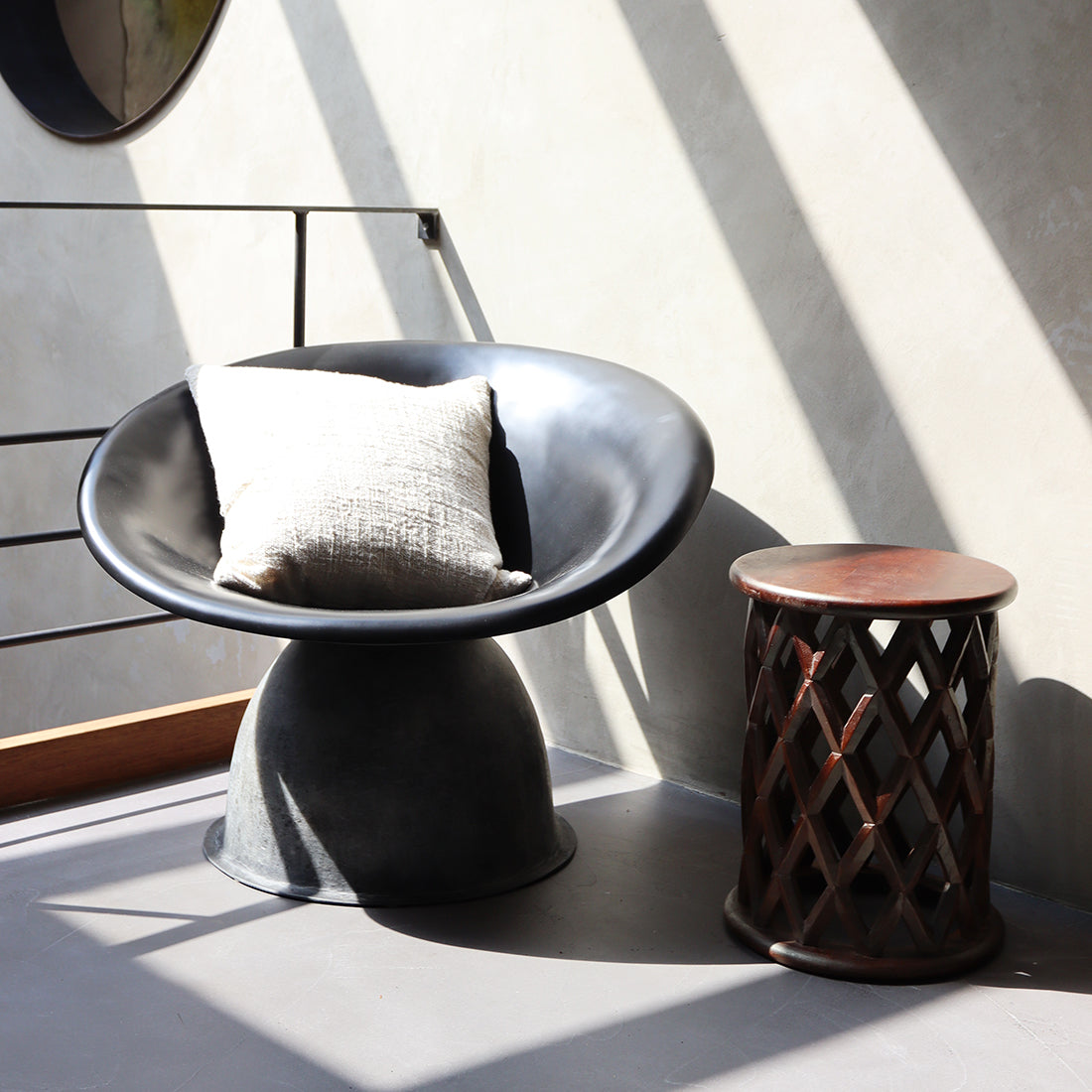 Table d’appoint ronde en bois de manguier motif losanges ajourés – Ø35 cm