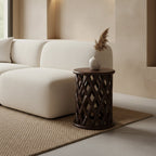 Table d’appoint ronde en bois de manguier motif losanges ajourés – Ø35 cm