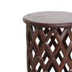 Table d’appoint ronde en bois de manguier motif losanges ajourés – Ø35 cm