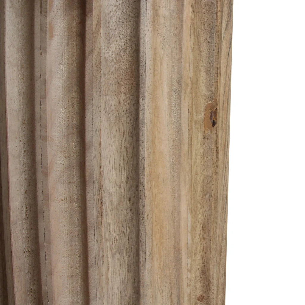 Colonne en bois de manguier naturel flûté, grain visible, imperfections subtiles