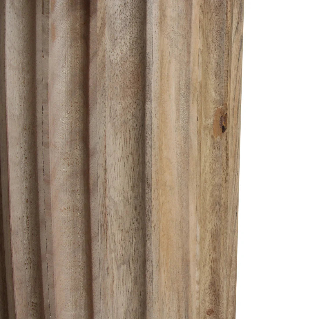Colonne en bois de manguier naturel flûté, grain visible, imperfections subtiles