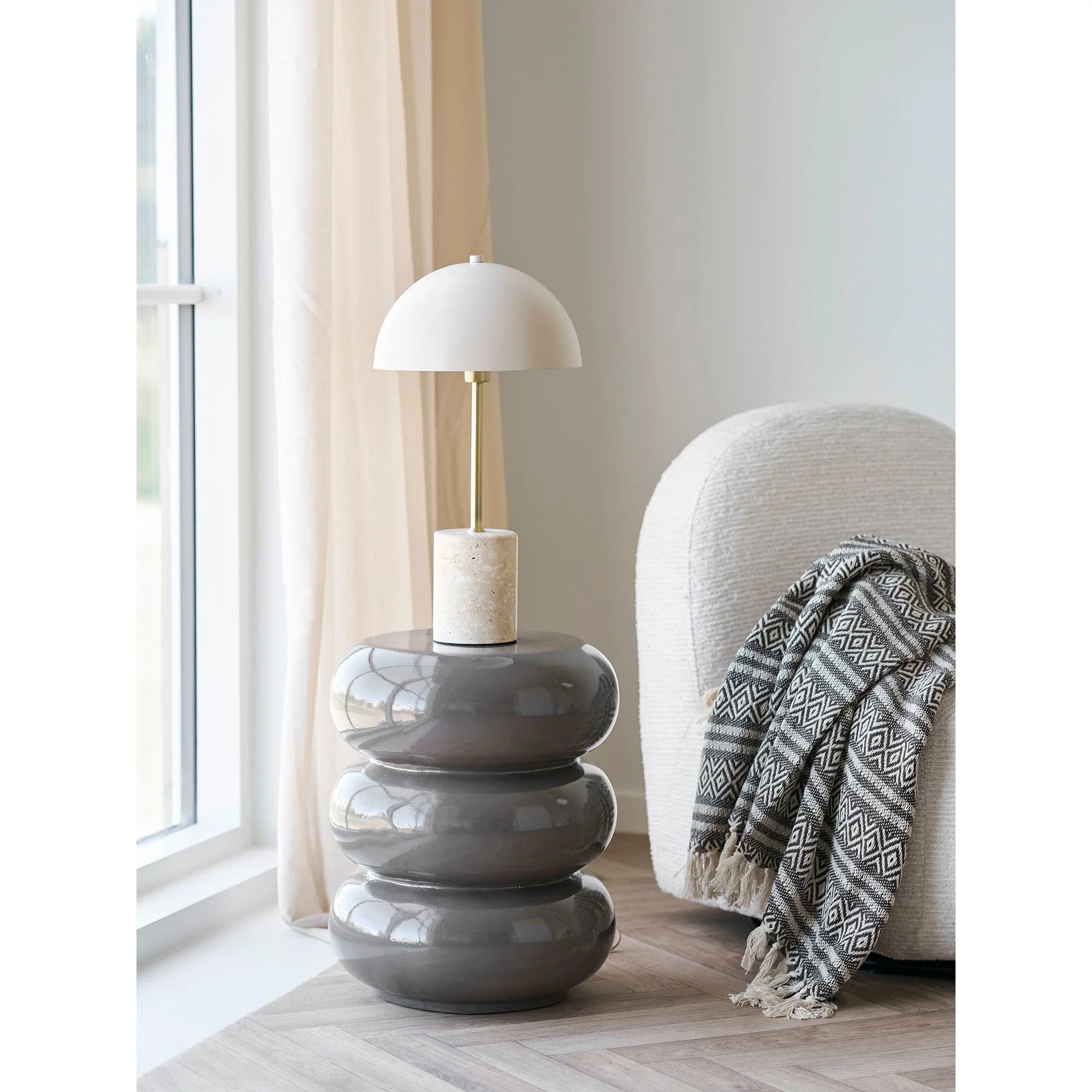 Table d’appoint ronde en céramique taupe brillante avec lampe champignon blanche