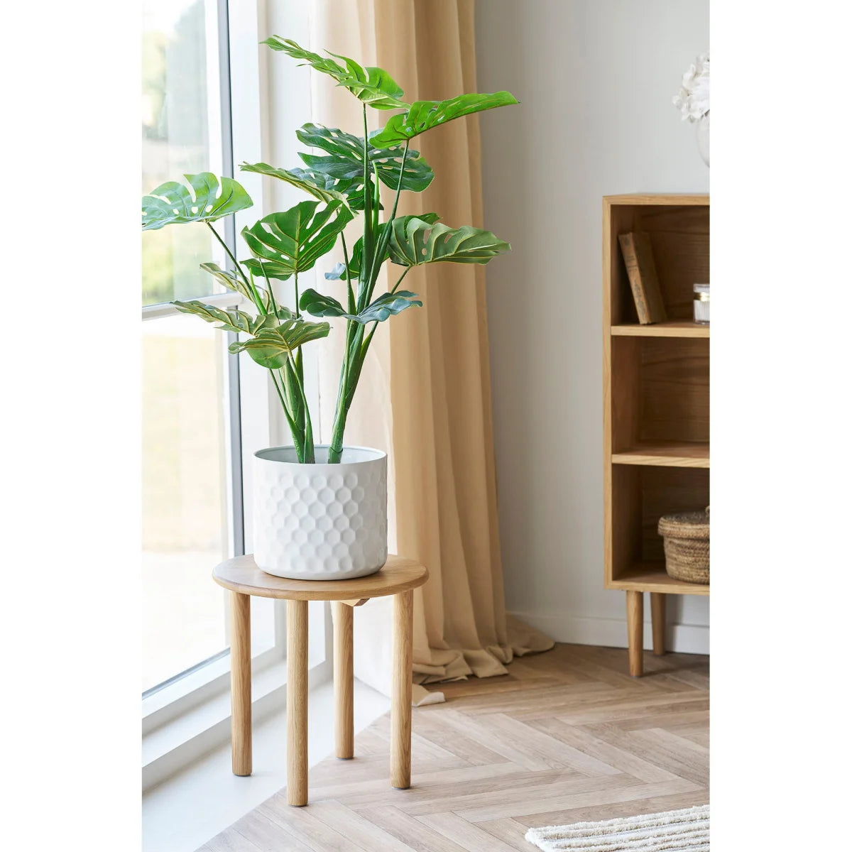 Faux Monstera dans un pot blanc texturé pour la table d’appoint ronde en chêne clair