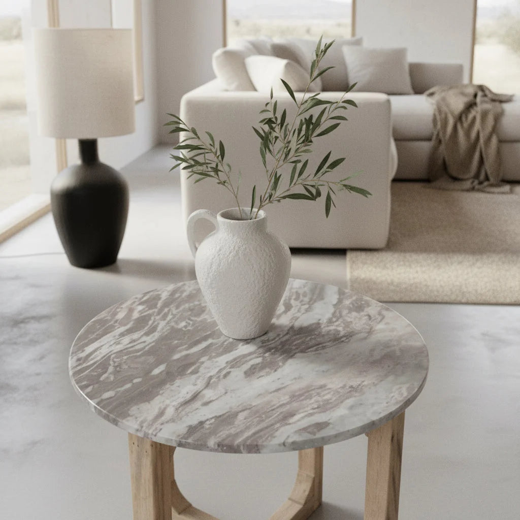 Vase céramique blanc texturé à anse avec branches dolivier sur table ronde marbre blanc pied bois clair Ø50 cm