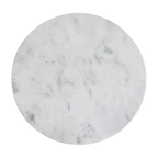 Coaster en marbre blanc veiné gris sur table ronde bois clair ajouré Ø40 cm