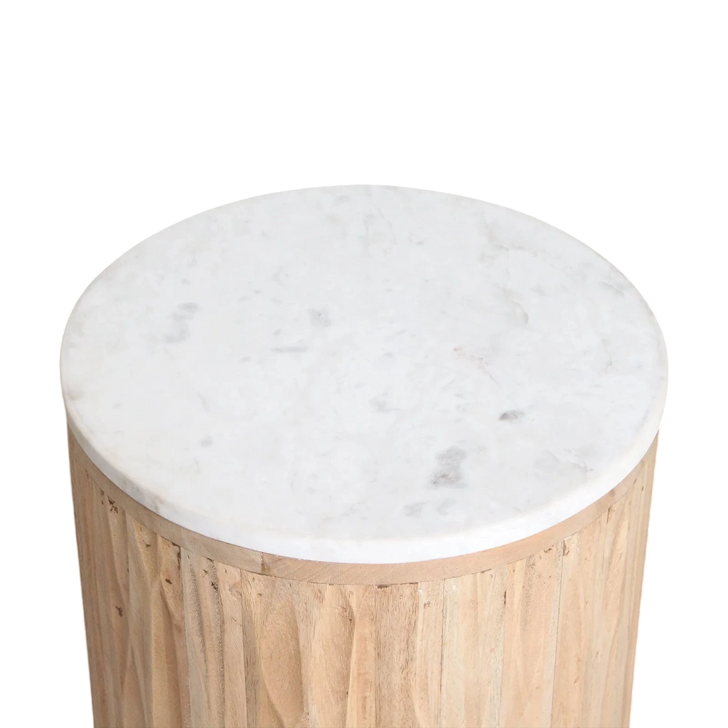 Table d’appoint ronde en marbre blanc et bois clair cannelé, Ø40 cm