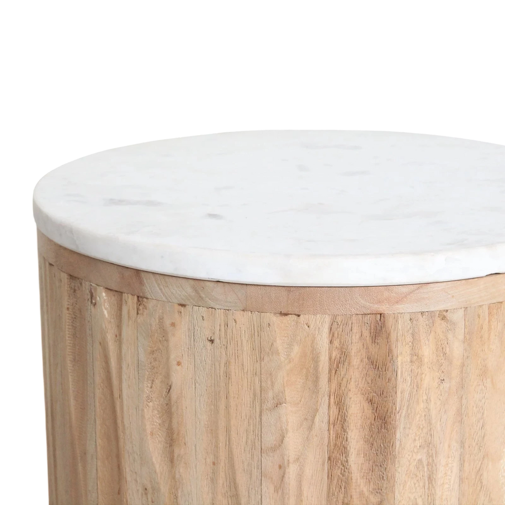 Table d’appoint ronde en marbre blanc et bois clair cannelé Ø40 cm