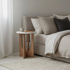 Table d’appoint ronde en marbre blanc et bois clair sculpté, H50 cm