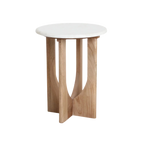 Table d’appoint ronde en marbre blanc et bois clair sculpté H50 cm