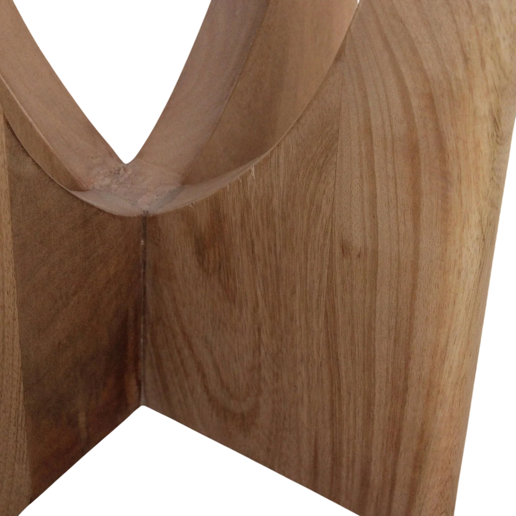 Tabouret en bois clair sculpté, grain naturel lisse, design courbé angulaire