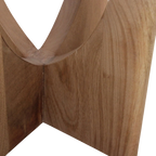 Tabouret en bois clair sculpté, grain naturel lisse, design courbé angulaire