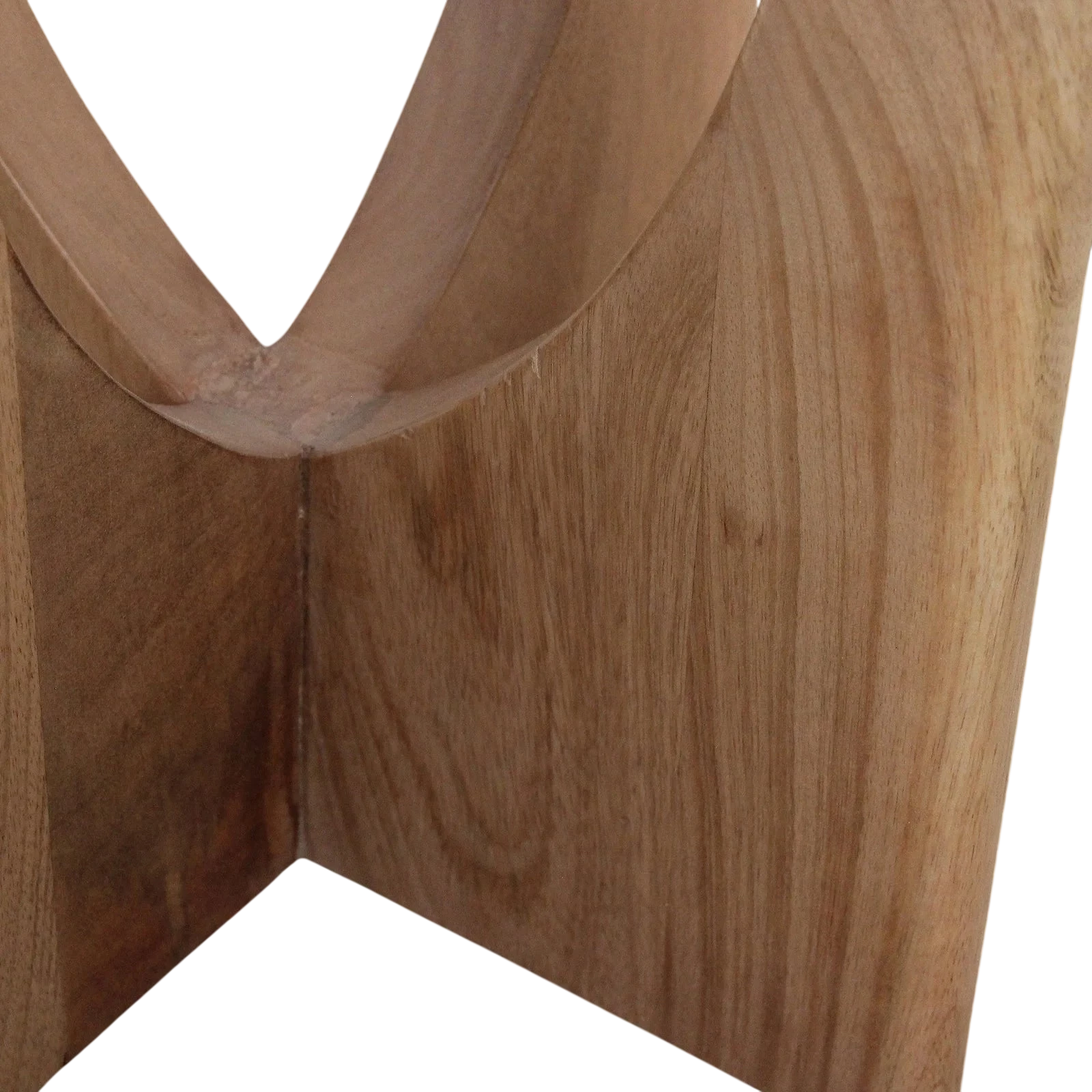 Tabouret en bois clair sculpté, grain naturel lisse, design courbé angulaire