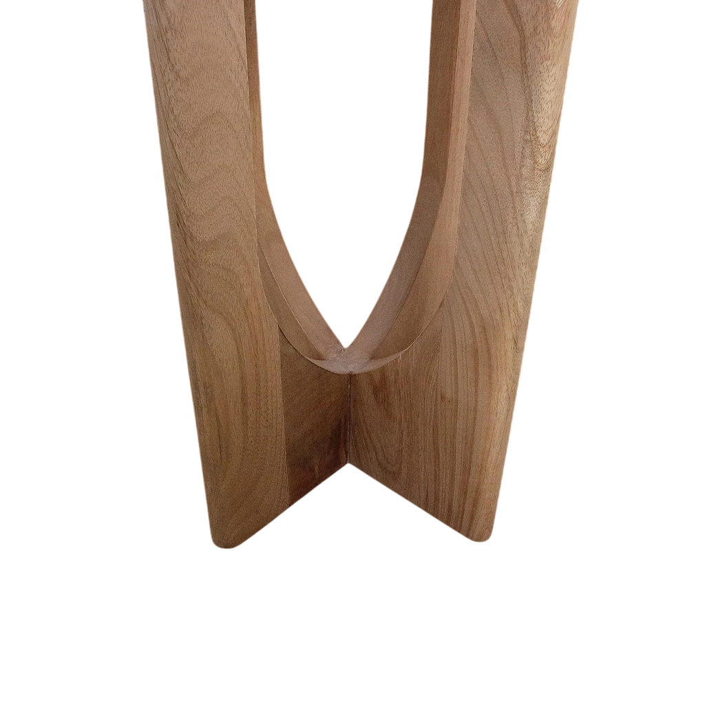 Pied de table en bois clair sculpté, grain naturel lisse et courbe élégante