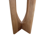 Pied de table en bois clair sculpté, grain naturel lisse et courbe élégante