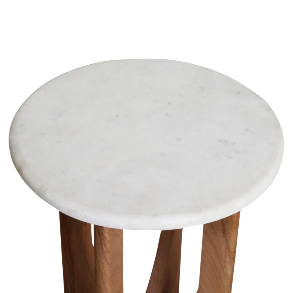 Table d’appoint ronde en marbre blanc veiné et bois clair sculpté, H50 cm