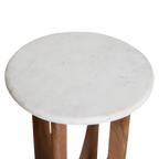 Table d’appoint ronde en marbre blanc veiné et bois clair sculpté, H50 cm