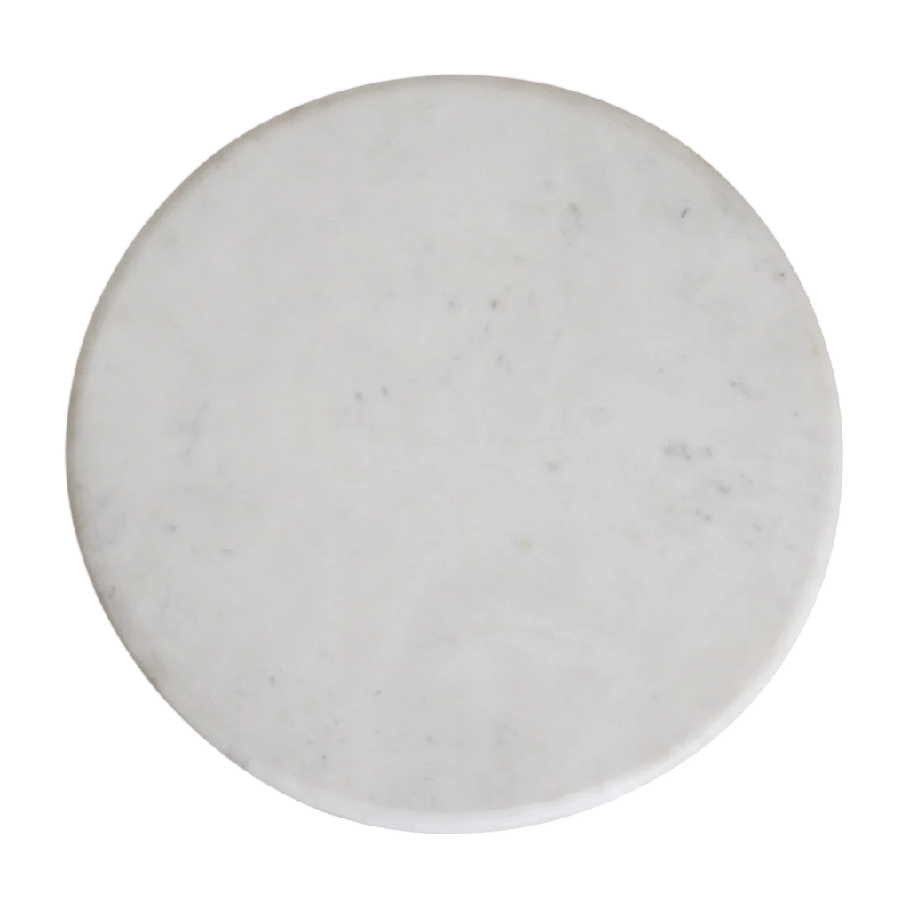 Coaster en marbre blanc veiné gris sur table ronde bois clair sculpté H50 cm