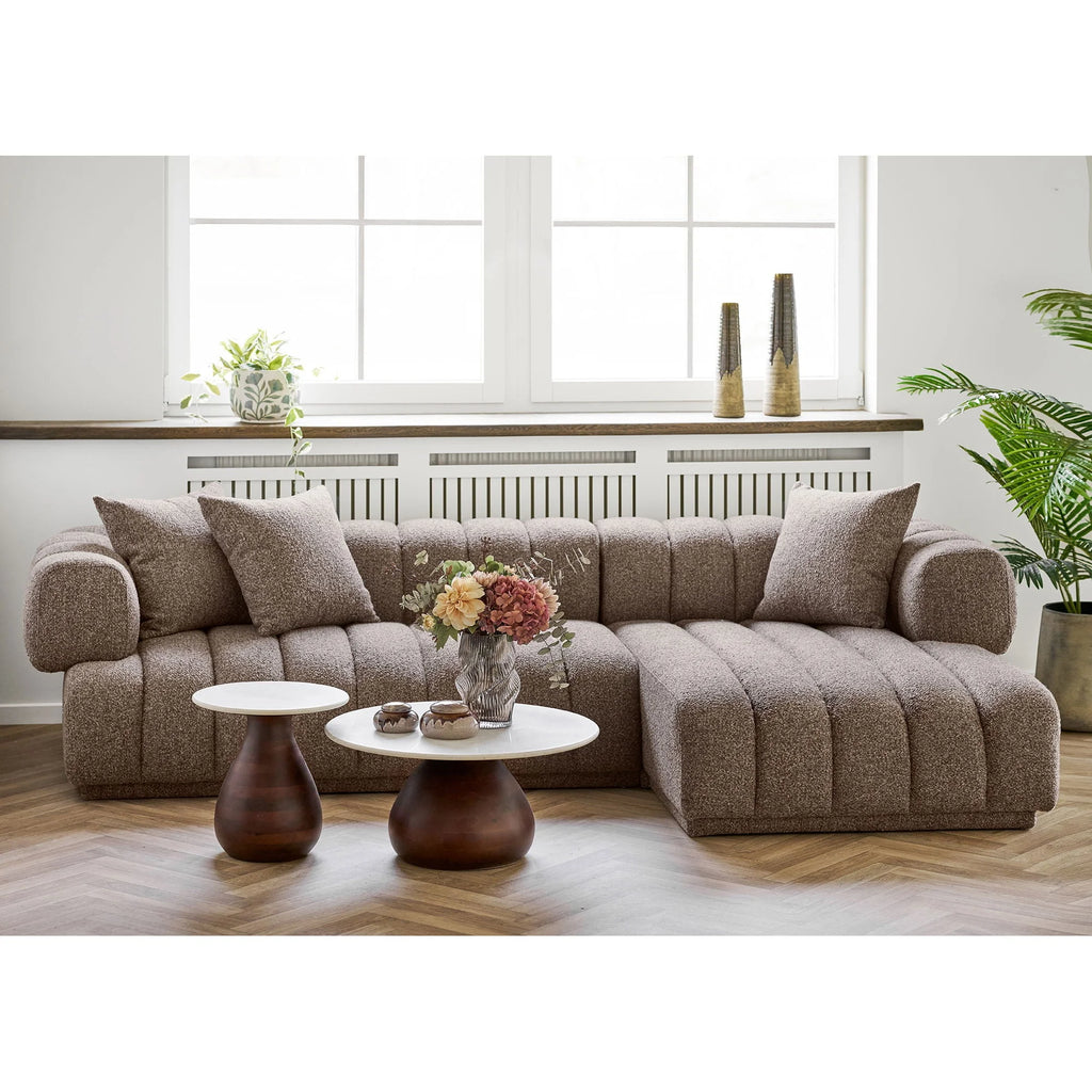 Canapé sectionnel beige capitonné avec accoudoirs roulés et chaise longue