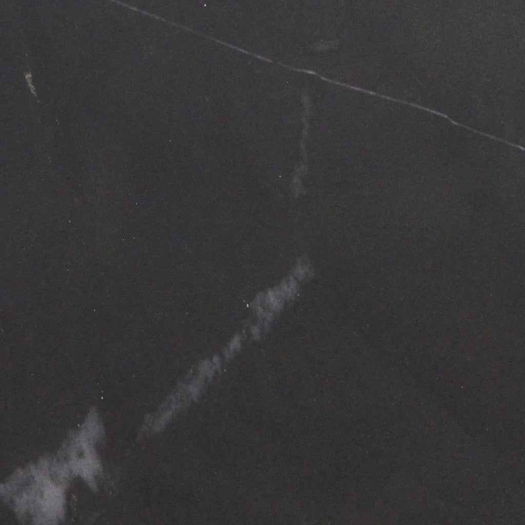 Table d’appoint ronde en marbre noir veiné blanc et bois manguier clair, Ø50 cm