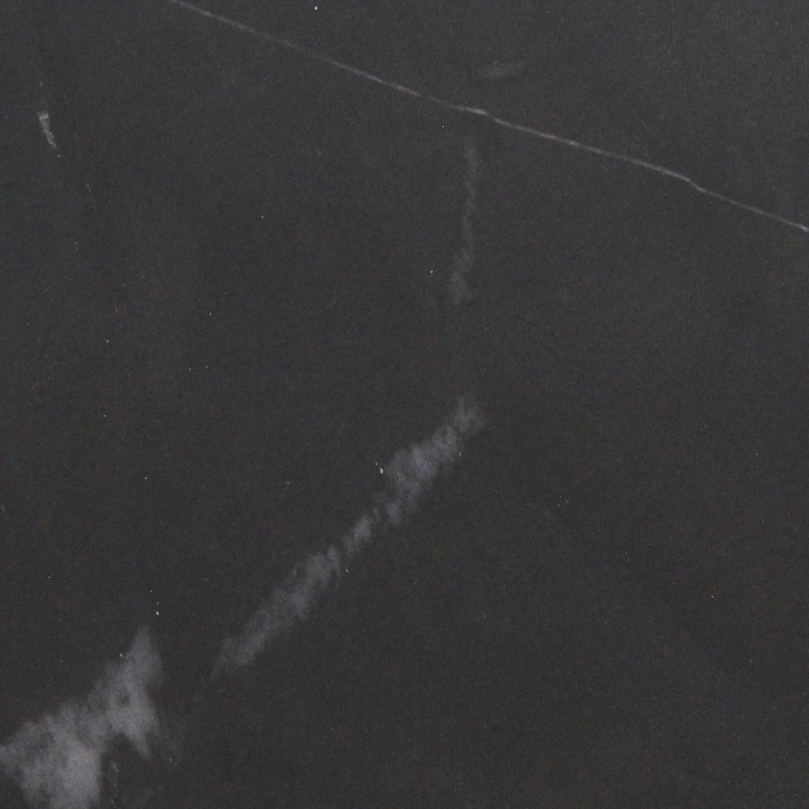 Table d’appoint ronde en marbre noir veiné blanc et bois manguier clair, Ø50 cm