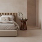 Table d’appoint ronde en marbre noir et bois de manguier sculpté Ø40 cm