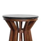 Table d’appoint ronde en marbre noir et bois de manguier sculpté, Ø40 cm