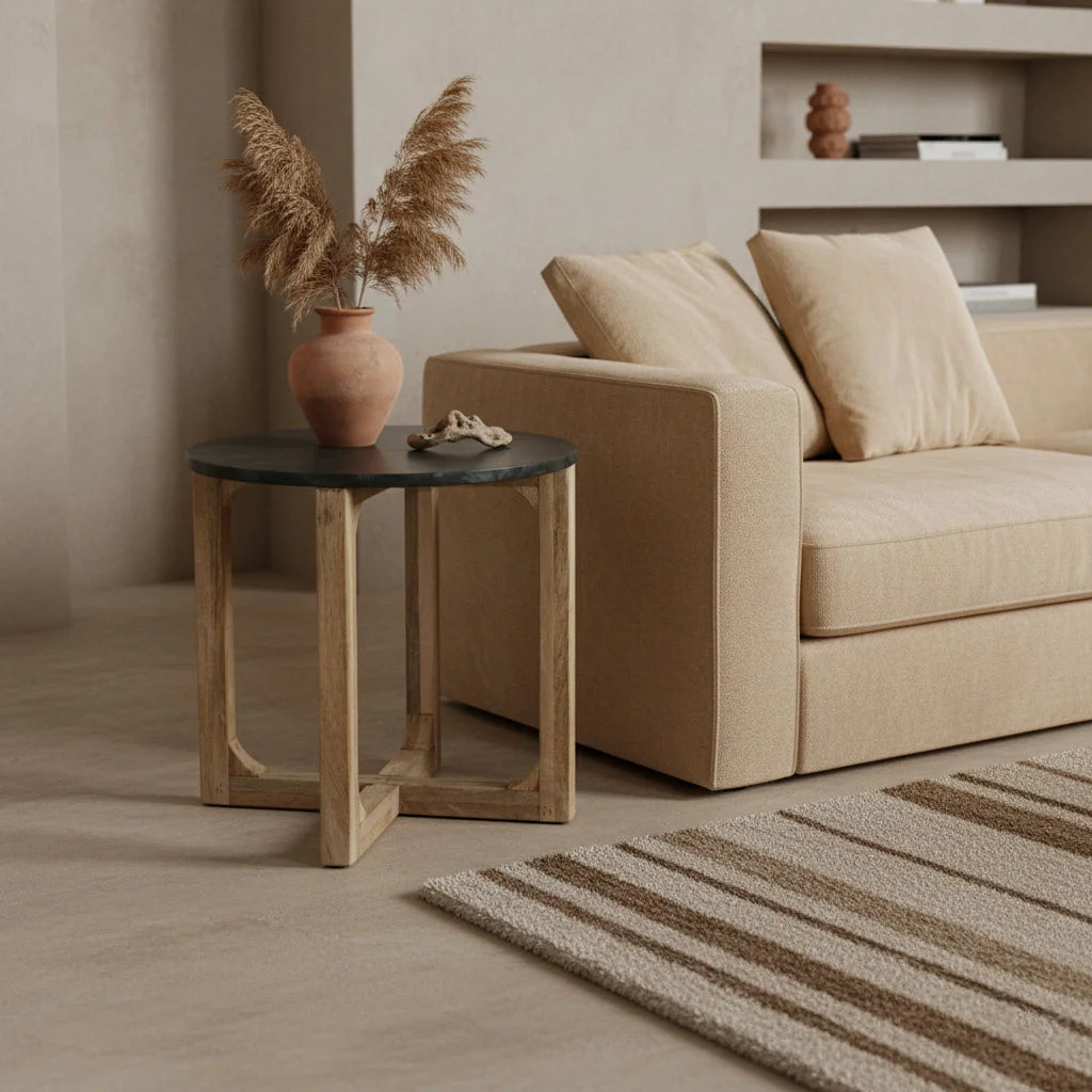 Table d’appoint ronde en marbre vert et bois clair avec vase en terre cuite – Ø50 cm