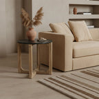Table d’appoint ronde en marbre vert et bois clair avec vase en terre cuite – Ø50 cm