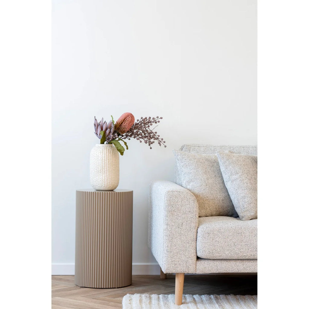 Vase céramique texturé crème avec fleurs séchées sur table ronde MDF gris beige