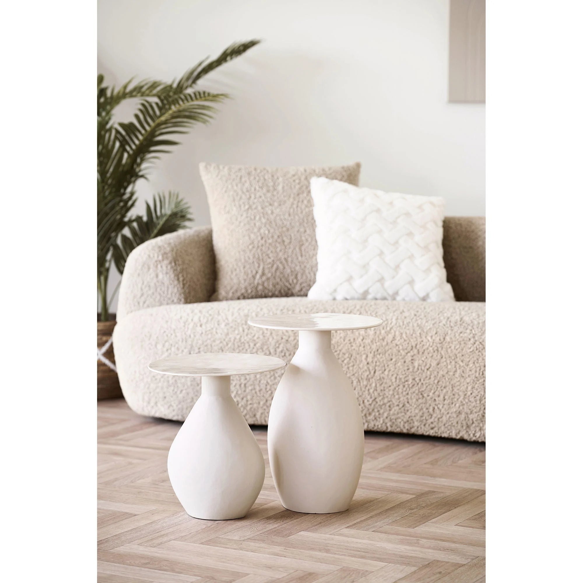 Deux tables d’appoint rondes en métal émaillé beige sable, Ø36 x H40 cm