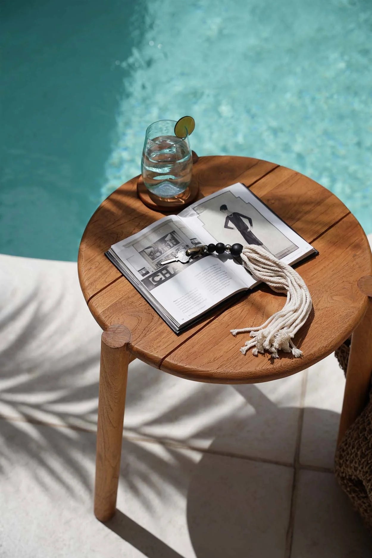 Table d’appoint ronde en teck naturel avec accents en corde tressée et verre d’eau