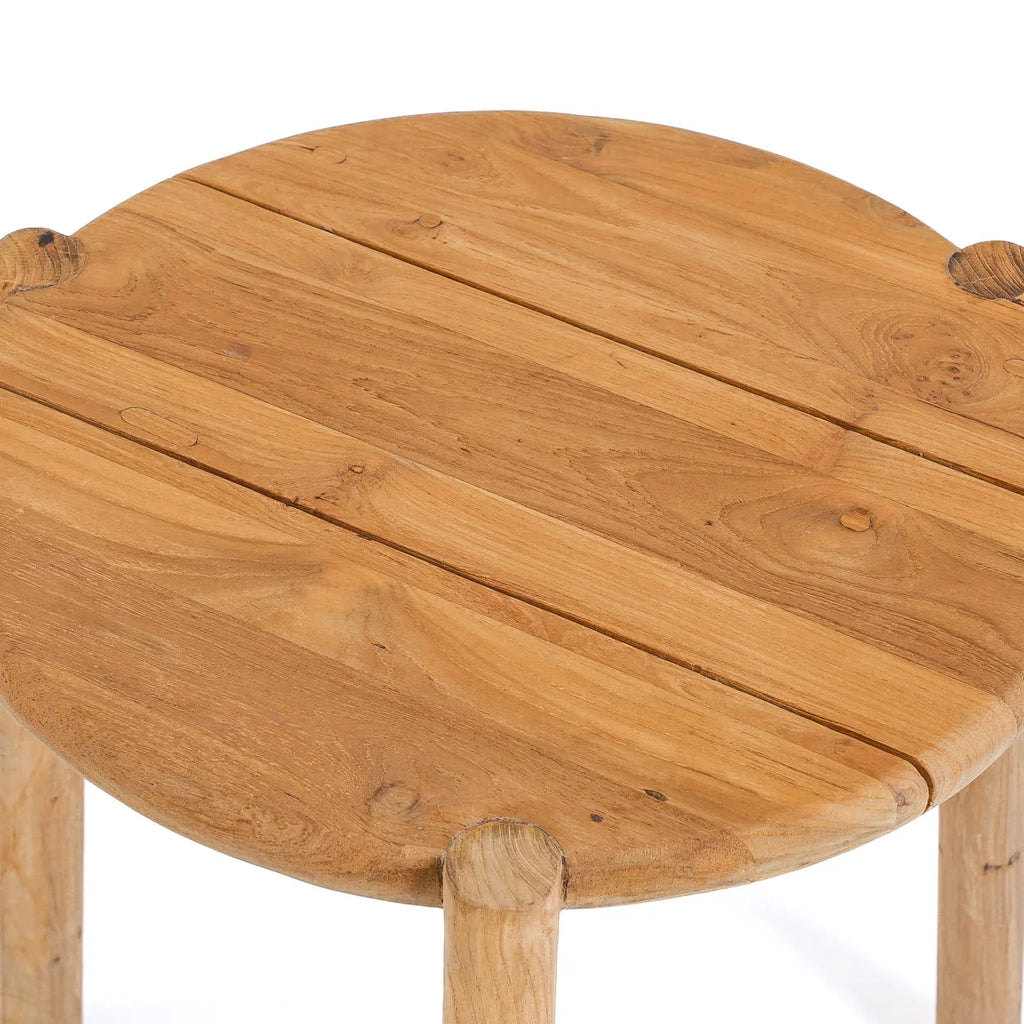Tabouret en teck naturel rond Ø47 cm avec sac tressé et bouteille en verre, pour extérieur