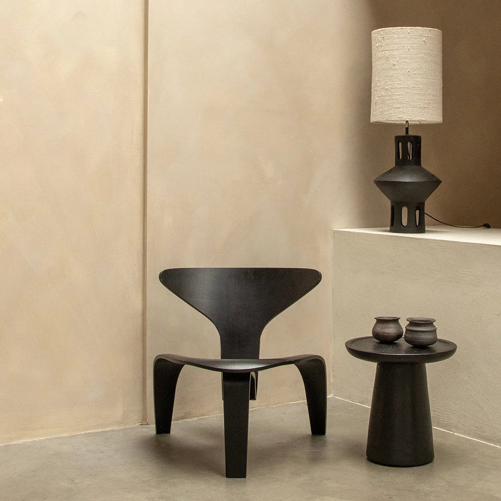 Chaise minimaliste noire avec design sculptural et finition mate lisse