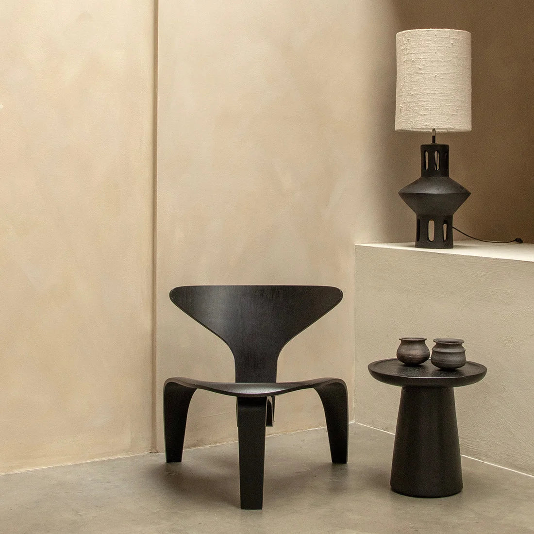 Chaise minimaliste noire avec design sculptural et finition mate lisse