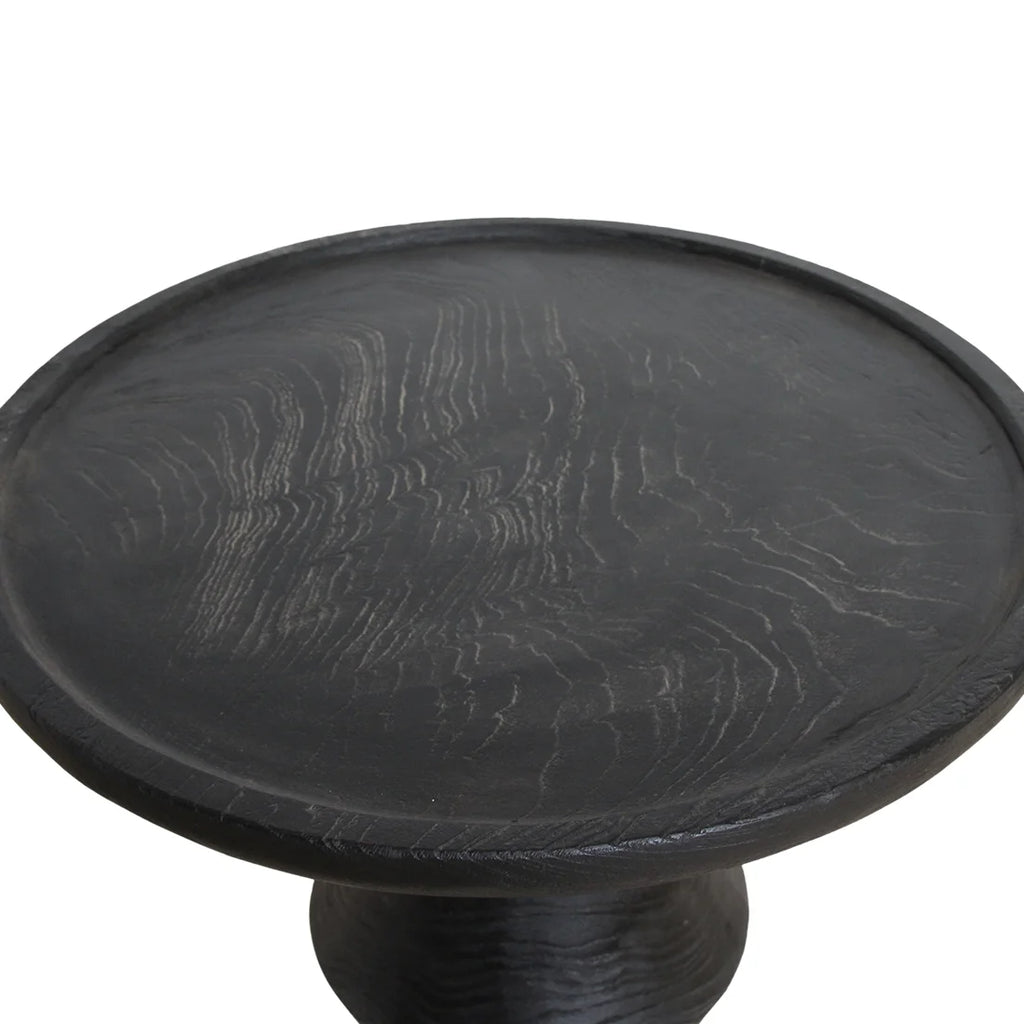 Table d’appoint ronde sculpturale en teck noir mat Ø50 cm pour salon