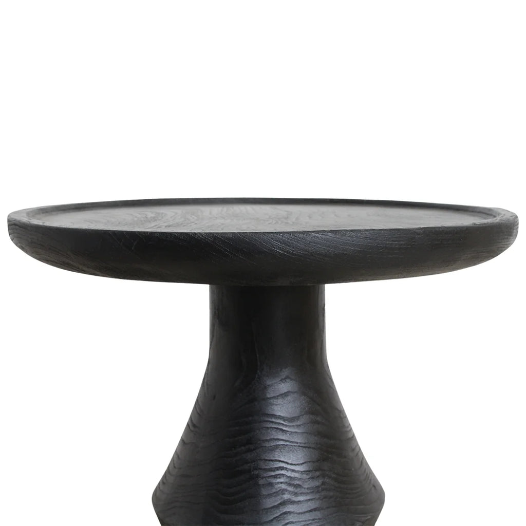 Table d’appoint ronde sculpturale en teck noir Ø50 cm sur socle gris texturé