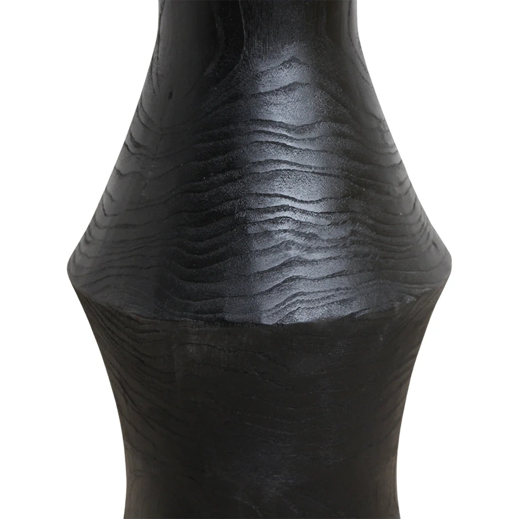 Vase céramique noir texturé ondulé sur table d’appoint ronde teck noir Ø50 cm