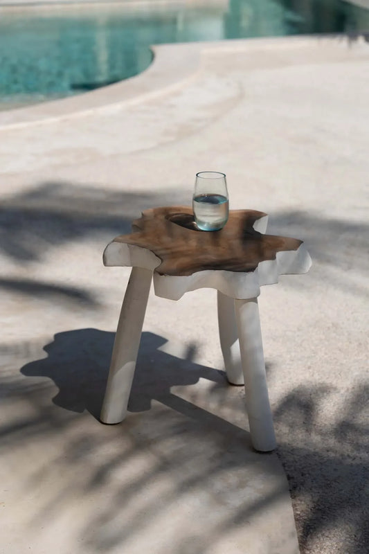 Table d’appoint en teck forme organique blanc naturel