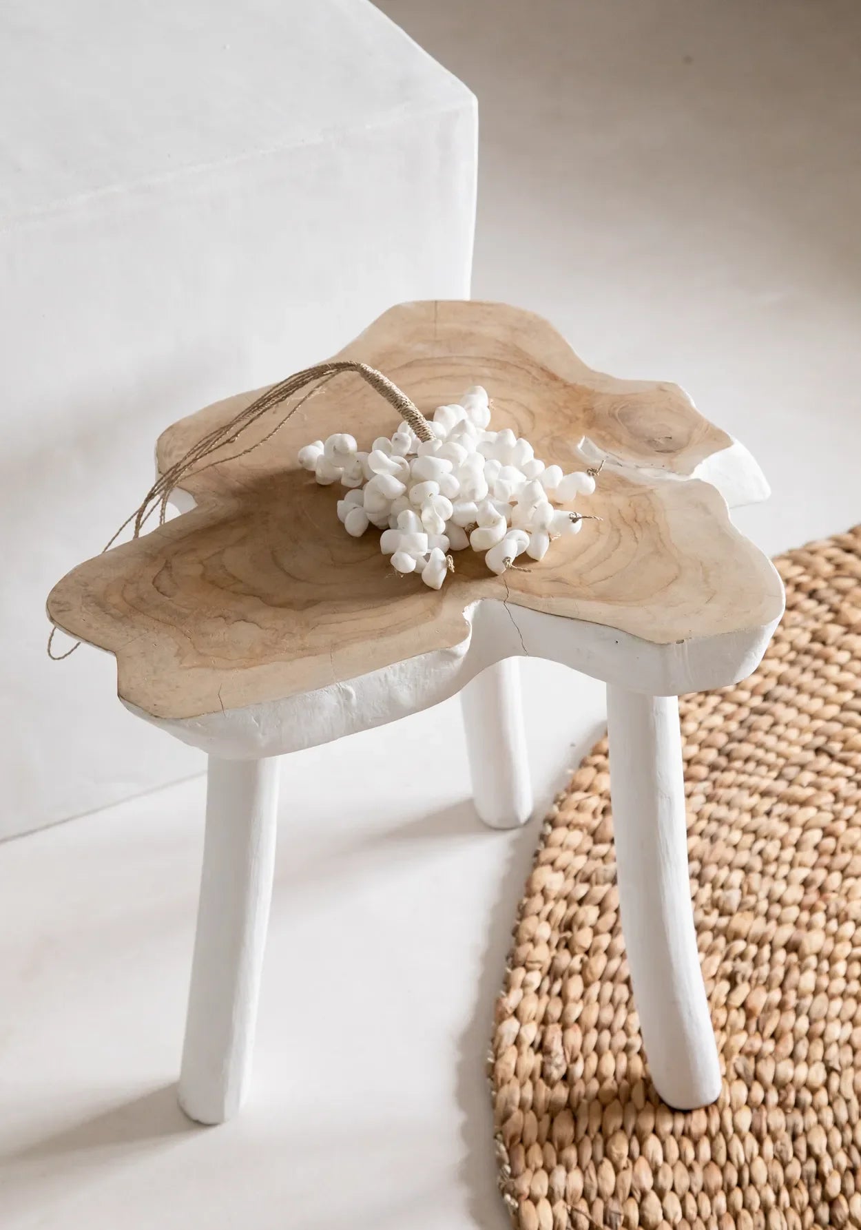 Table d’appoint en teck forme organique blanc naturel