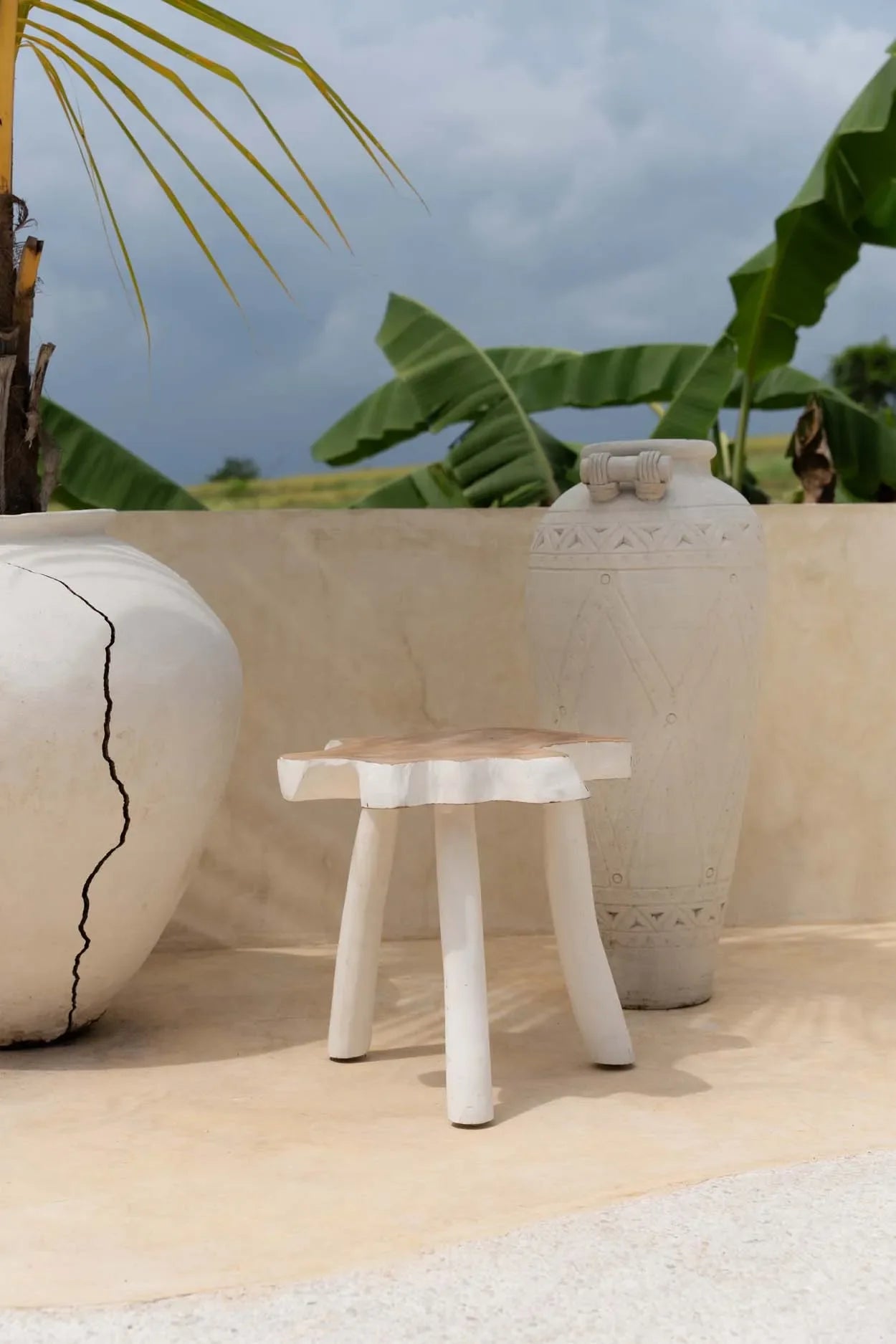 Table d’appoint en teck forme organique blanc naturel