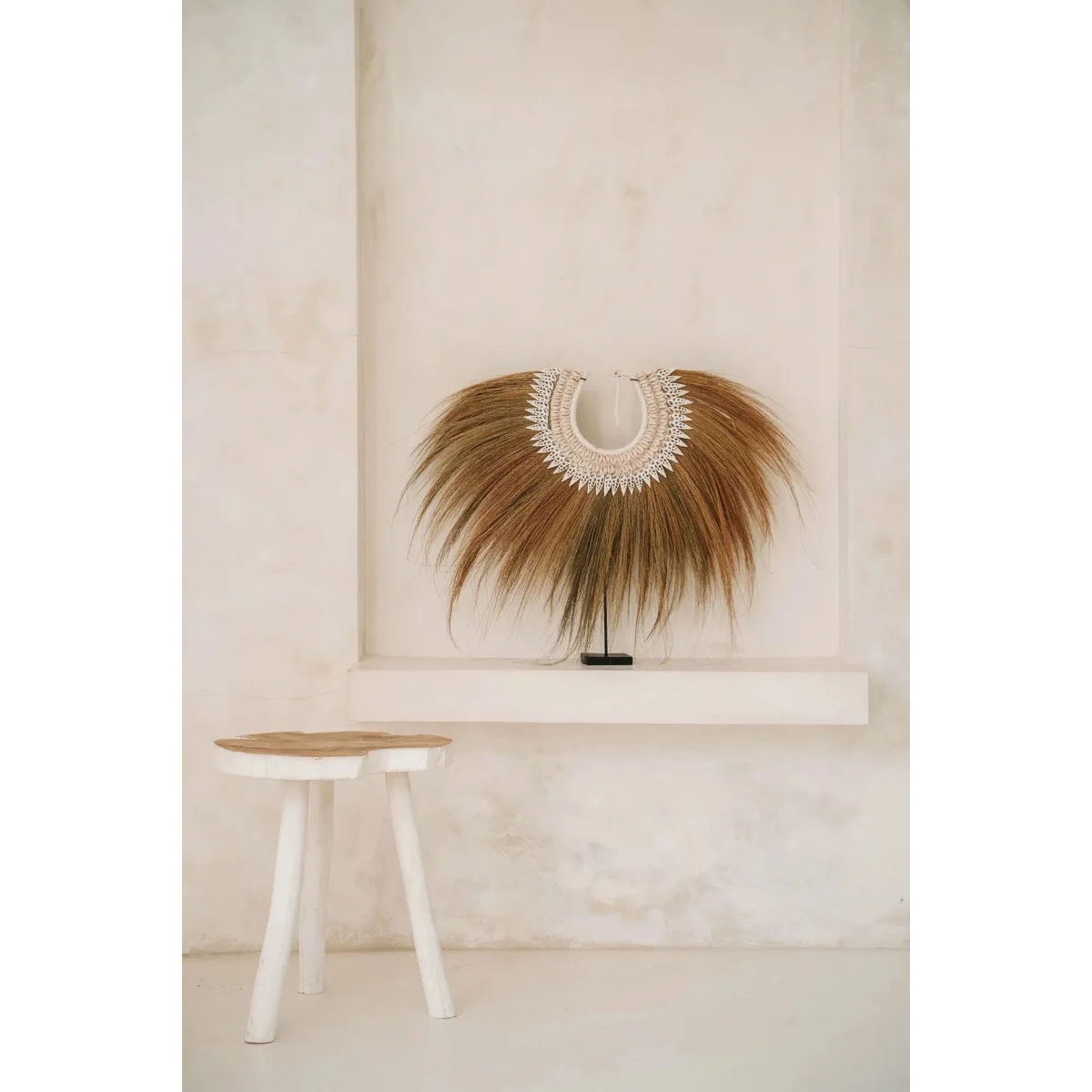 Suspension murale bohème en paille avec accents tissés blancs sur support noir