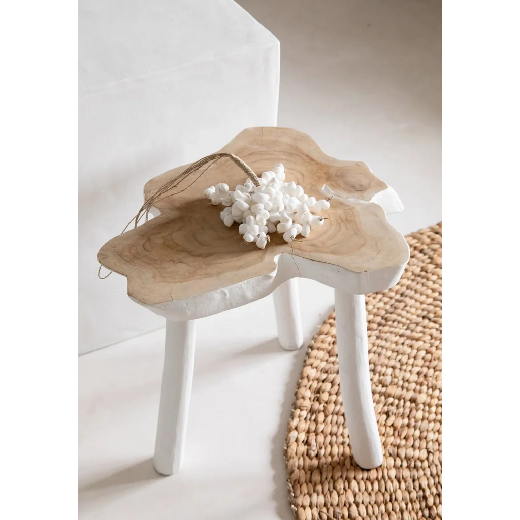 Table d appoint en teck forme organique blanc naturel avec plateau en bois naturel et pieds blancs