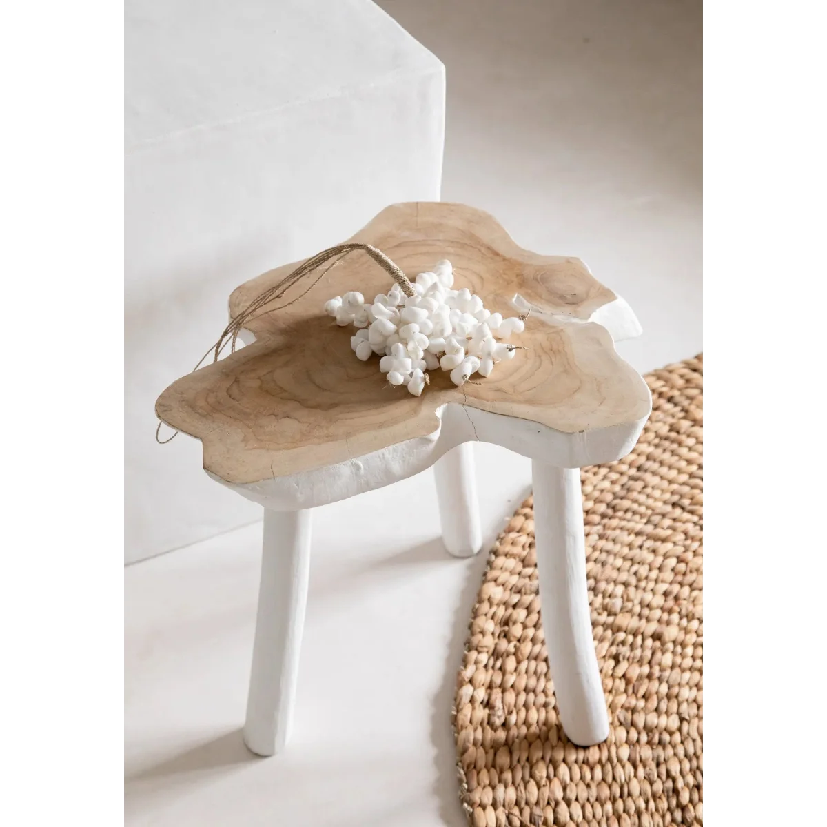 Table d appoint en teck forme organique blanc naturel avec plateau en bois naturel et pieds blancs