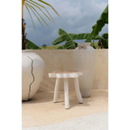 Tabouret en teck blanc naturel avec design à bord naturel et quatre pieds robustes