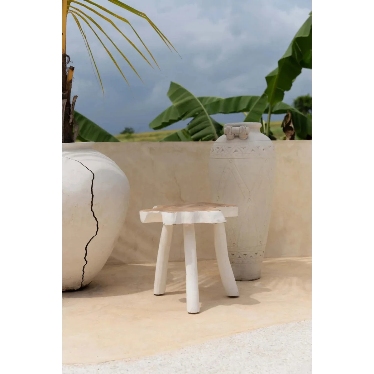 Tabouret en teck blanc naturel avec design à bord naturel et quatre pieds robustes